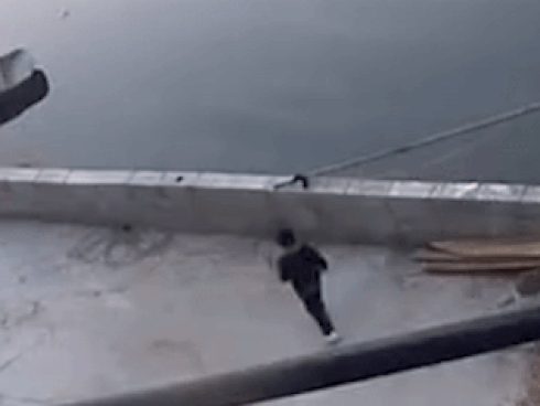 Người dân cứu đứa trẻ suýt chết đuối vì rơi xuống nước