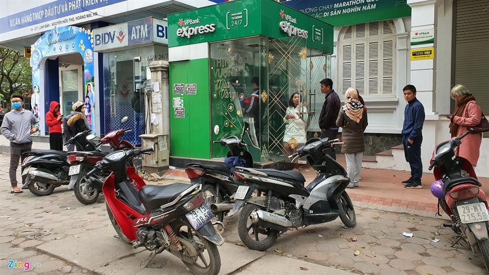 Xếp hàng từ tờ mờ sáng rút tiền ATM về quê ăn Tết-10