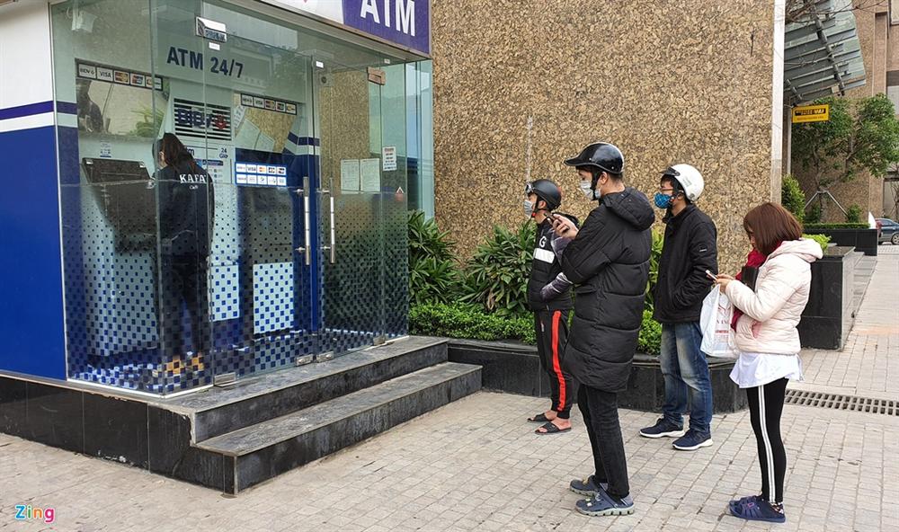 Xếp hàng từ tờ mờ sáng rút tiền ATM về quê ăn Tết-12