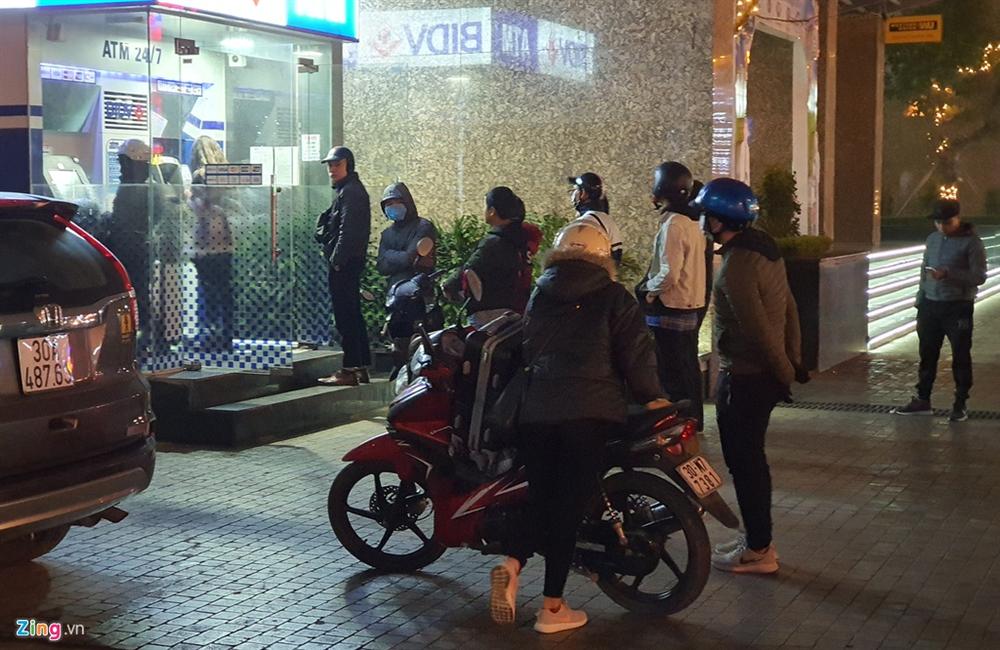 Xếp hàng từ tờ mờ sáng rút tiền ATM về quê ăn Tết-13