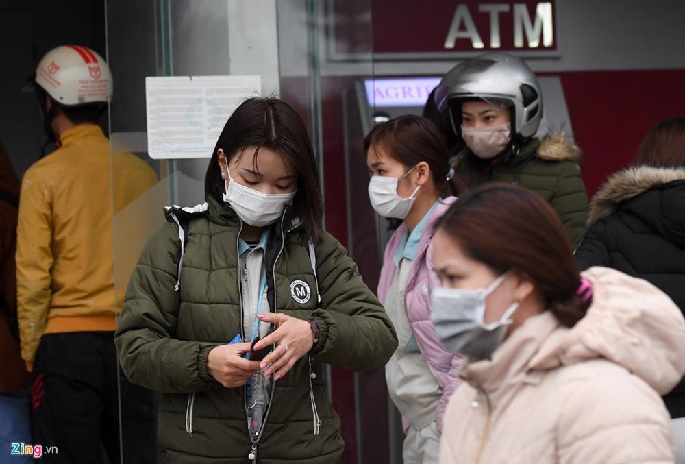 Xếp hàng từ tờ mờ sáng rút tiền ATM về quê ăn Tết-7