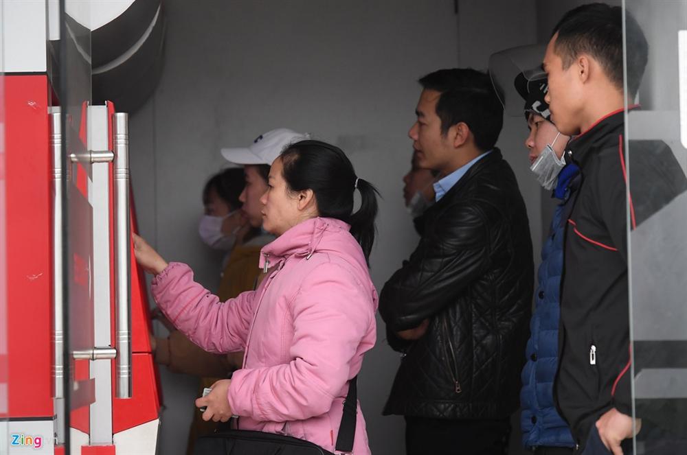 Xếp hàng từ tờ mờ sáng rút tiền ATM về quê ăn Tết-8