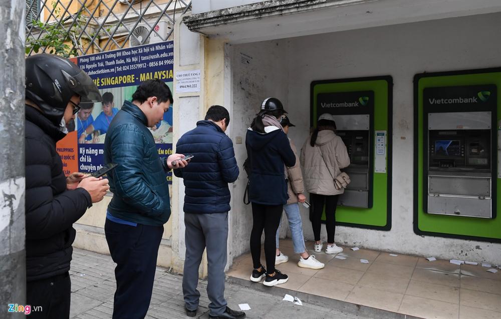 Xếp hàng từ tờ mờ sáng rút tiền ATM về quê ăn Tết-9