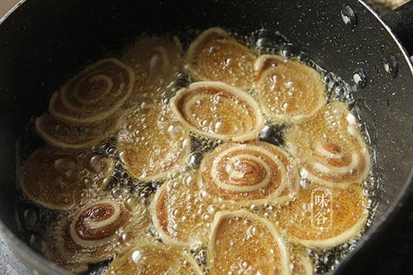 Làm bánh tai heo không cần lò nướng, món quà quê ăn Tết&nbsp;ai thấy cũng tấm tắc khen ngon-9