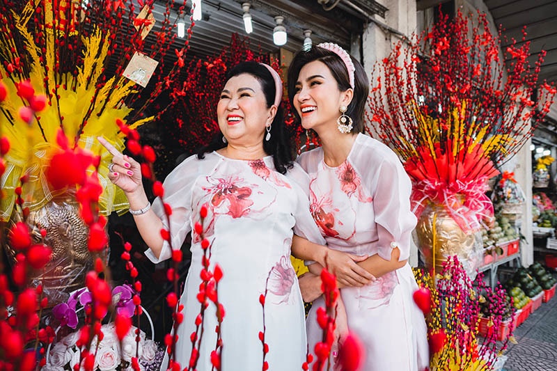 Kim Tuyến cùng mẹ dạo phố, sắm sửa đón Tết-1