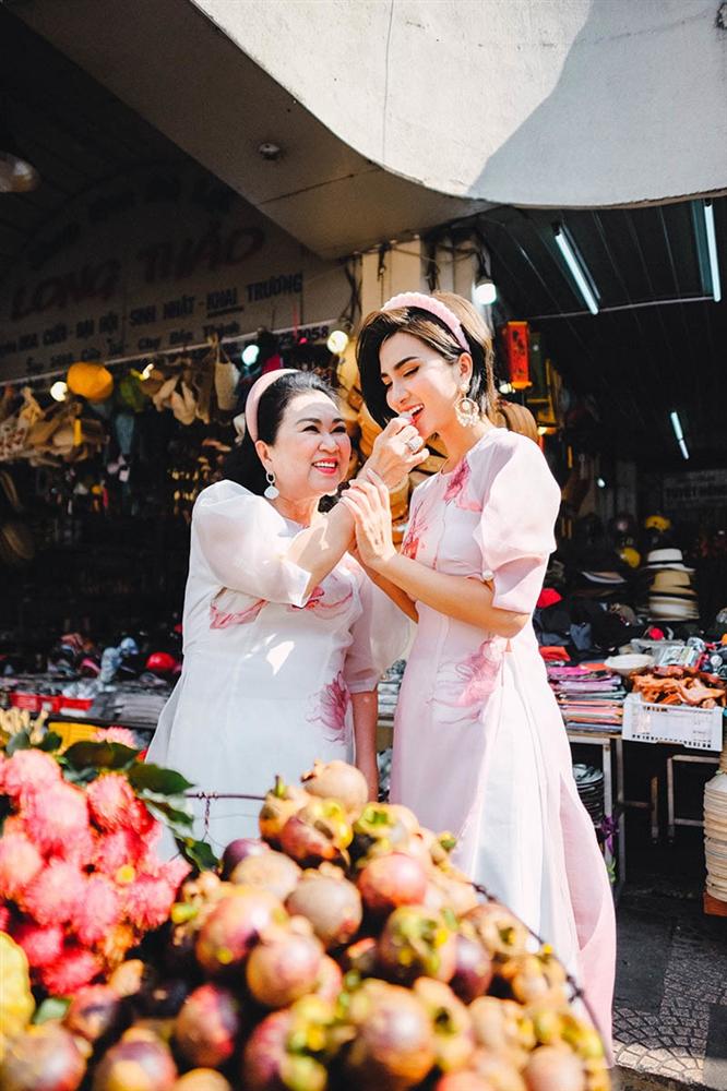 Kim Tuyến cùng mẹ dạo phố, sắm sửa đón Tết-3
