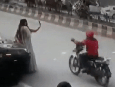 Điện thoại bất ngờ bốc khói và phát nổ tại trung tâm bảo hành-1