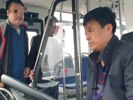 Tài xế xe buýt Hà Nội bị phạt 17 triệu do 