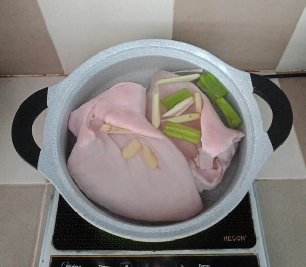 Tết này chồng tôi chỉ yêu cầu mỗi món tai heo ngâm sả tắc, còn lại tùy vợ quyết hết!-4