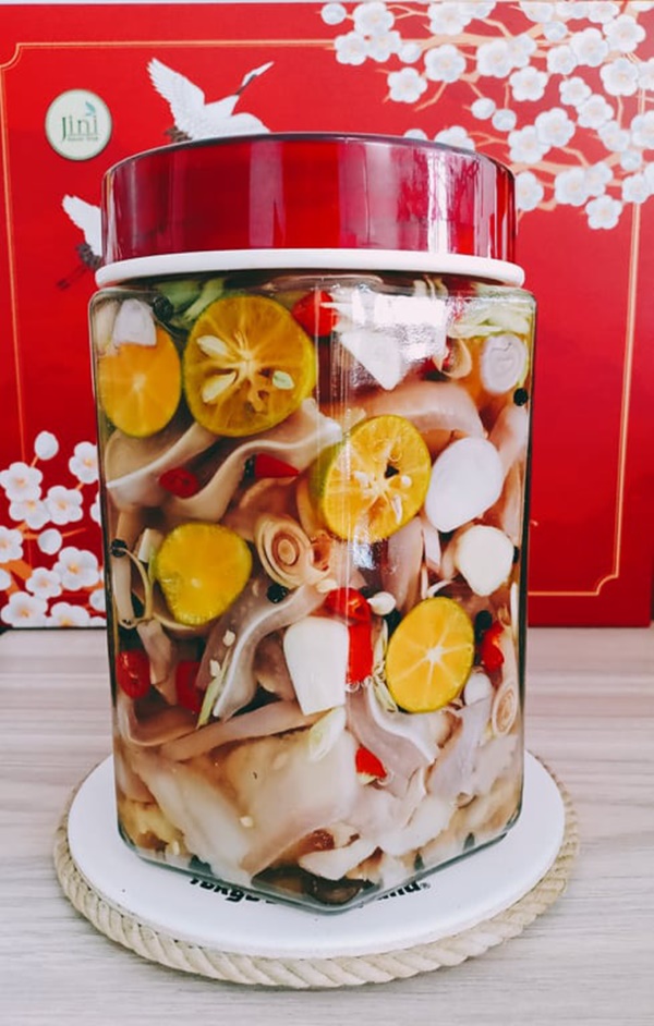 Tết này chồng tôi chỉ yêu cầu mỗi món tai heo ngâm sả tắc, còn lại tùy vợ quyết hết!-11