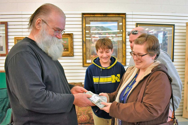 Mua chiếc ghế sofa cũ rẻ bèo nhưng ngồi không êm, cụ ông kiểm tra bên trong thì tìm được món hời hơn 600 lần số tiền bỏ ra-3