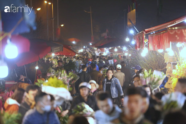 Rạng sáng 28 Tết: Chợ hoa Quảng An đông nghẹt thở, người dân cùng thương lái tất bật thâu đêm-3