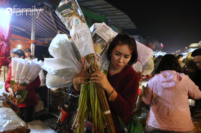 Rạng sáng 28 Tết: Chợ hoa Quảng An đông nghẹt thở, người dân cùng thương lái tất bật thâu đêm-13