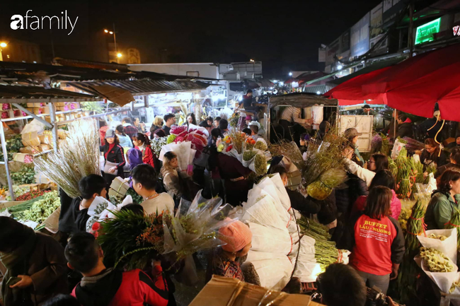 Rạng sáng 28 Tết: Chợ hoa Quảng An đông nghẹt thở, người dân cùng thương lái tất bật thâu đêm-4