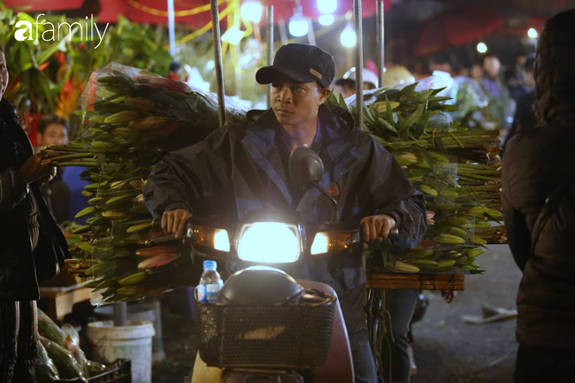 Rạng sáng 28 Tết: Chợ hoa Quảng An đông nghẹt thở, người dân cùng thương lái tất bật thâu đêm-6