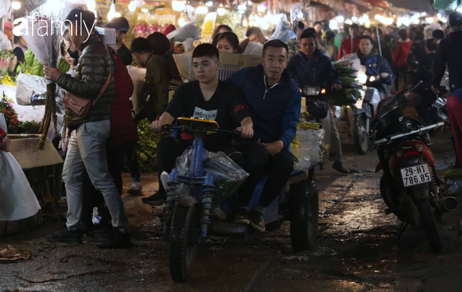 Rạng sáng 28 Tết: Chợ hoa Quảng An đông nghẹt thở, người dân cùng thương lái tất bật thâu đêm-7
