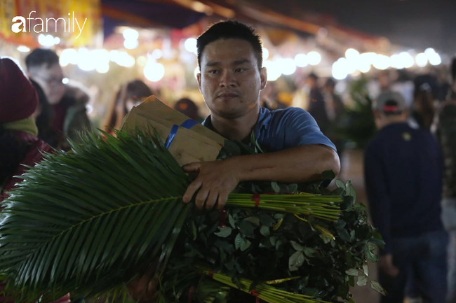 Rạng sáng 28 Tết: Chợ hoa Quảng An đông nghẹt thở, người dân cùng thương lái tất bật thâu đêm-8