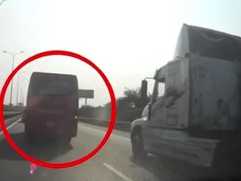 Bon chen trên cao tốc, xe khách gây tai nạn liên hoàn với 5 xe khác