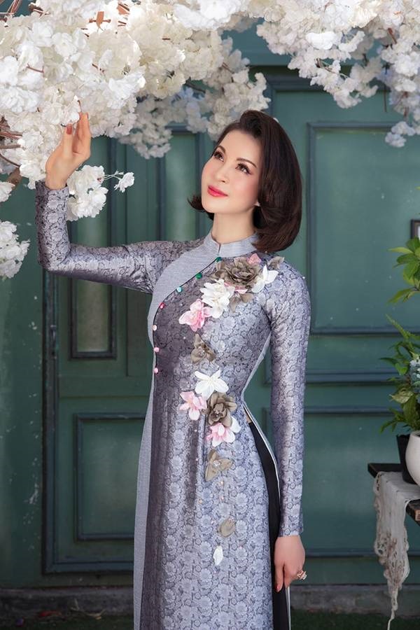 MC Thanh Mai diện áo dài Tết rực rỡ, trẻ đẹp không tì vết ở tuổi 46-4