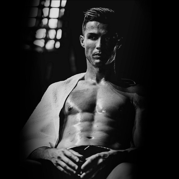Ronaldo gây sốt với bức ảnh khoe body cực phẩm cùng thần thái chất lừ: Thế là đấng mày râu Việt có mục tiêu phấn đấu trước cái Tết đầy bánh chưng rồi-1