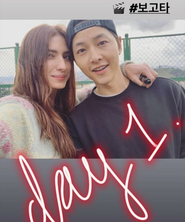 Giữa lúc Song Hye Kyo bị khơi lại chuyện yêu Hyun Bin và Bi Rain, Song Joong Ki lại rạng rỡ chụp hình cùng gái đẹp-1