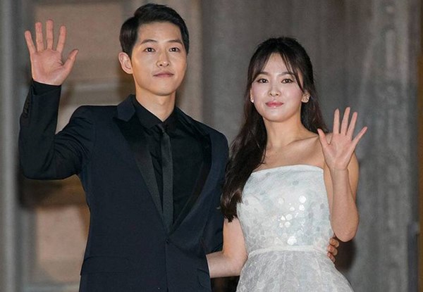 Giữa lúc Song Hye Kyo bị khơi lại chuyện yêu Hyun Bin và Bi Rain, Song Joong Ki lại rạng rỡ chụp hình cùng gái đẹp-2