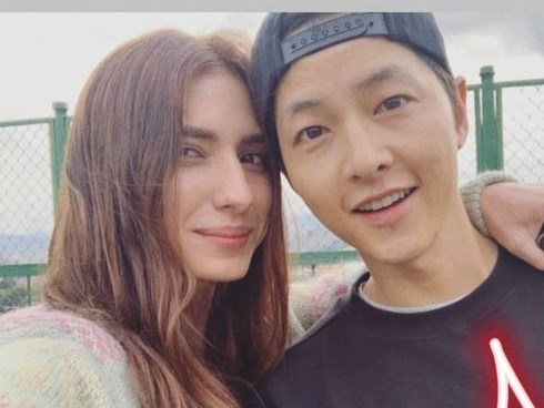 Giữa lúc Song Hye Kyo bị khơi lại chuyện yêu Hyun Bin và Bi Rain, Song Joong Ki lại rạng rỡ chụp hình cùng gái đẹp