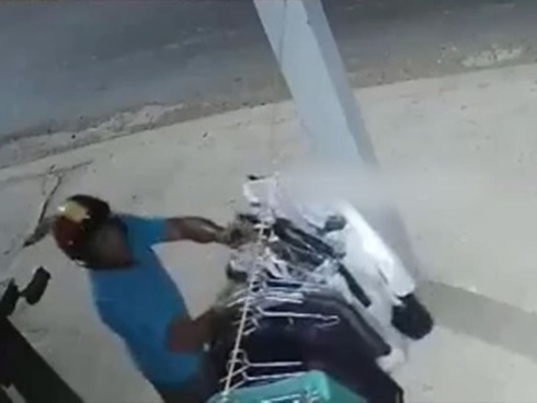 Nam tài xế trộm mũ bảo hiểm để đội cho bạn gái-1