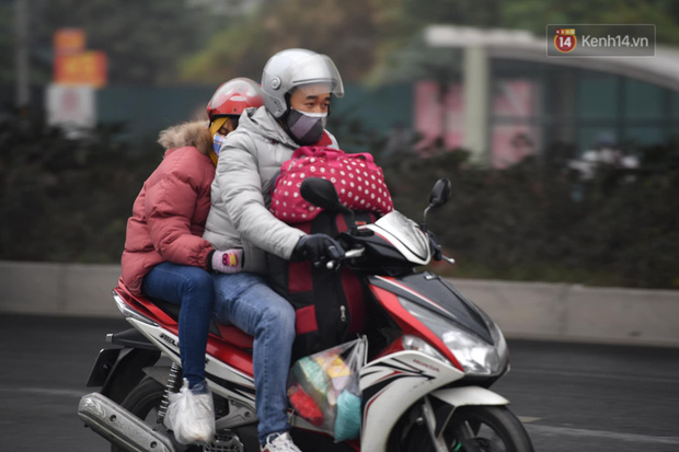 Trẻ nhỏ trùm chăn, khoác áo mưa chật vật theo chân bố mẹ rời Thủ đô về quê ăn Tết-3