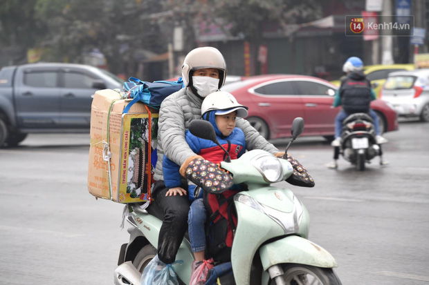 Trẻ nhỏ trùm chăn, khoác áo mưa chật vật theo chân bố mẹ rời Thủ đô về quê ăn Tết-10