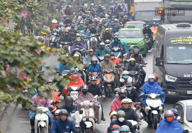 Trẻ nhỏ trùm chăn, khoác áo mưa chật vật theo chân bố mẹ rời Thủ đô về quê ăn Tết-9