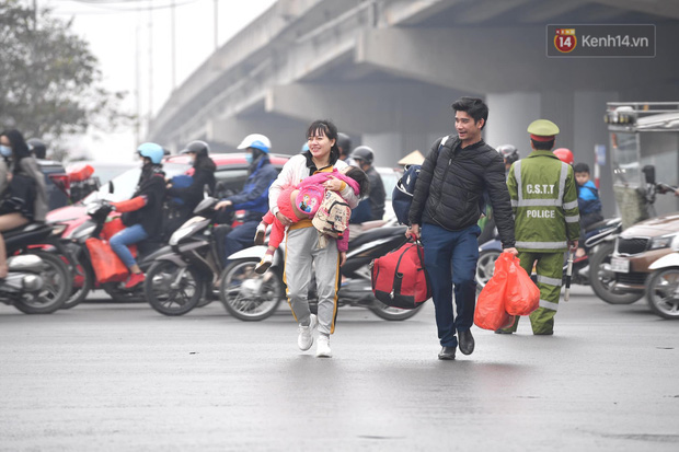 Trẻ nhỏ trùm chăn, khoác áo mưa chật vật theo chân bố mẹ rời Thủ đô về quê ăn Tết-13