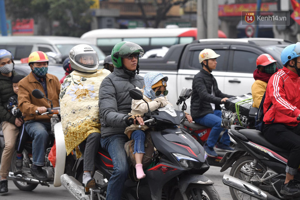 Trẻ nhỏ trùm chăn, khoác áo mưa chật vật theo chân bố mẹ rời Thủ đô về quê ăn Tết-14