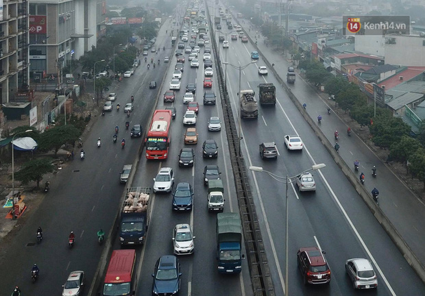 Trẻ nhỏ trùm chăn, khoác áo mưa chật vật theo chân bố mẹ rời Thủ đô về quê ăn Tết-16