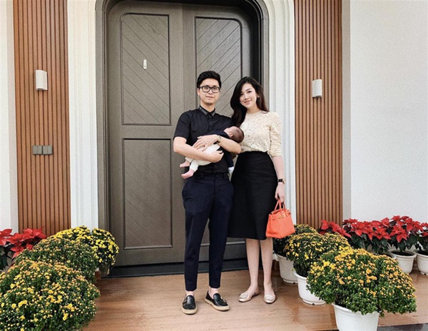 Á hậu Tú Anh khoe phút ngẫu hứng vô cùng đáng yêu của ông xã thiếu gia ngày giáp Tết-1