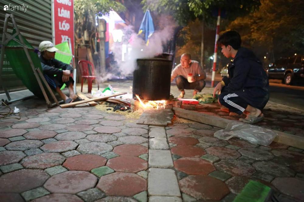 Buổi tối se lạnh bên nồi bánh chưng Tết nghi ngút khói, có những thói quen trở thành nét đẹp truyền thống-1