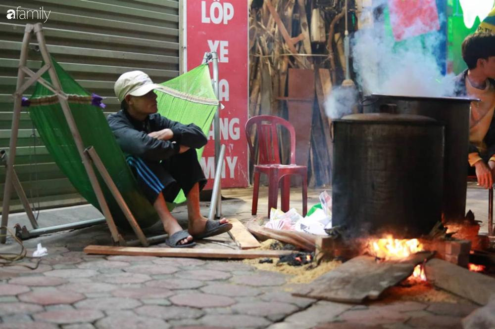 Buổi tối se lạnh bên nồi bánh chưng Tết nghi ngút khói, có những thói quen trở thành nét đẹp truyền thống-5