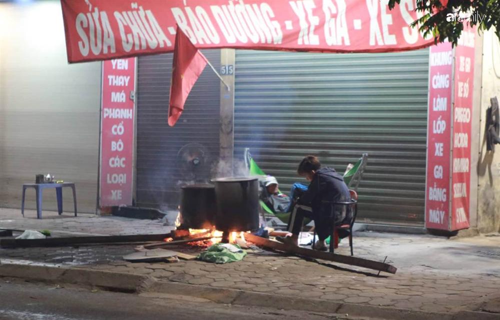 Buổi tối se lạnh bên nồi bánh chưng Tết nghi ngút khói, có những thói quen trở thành nét đẹp truyền thống-6