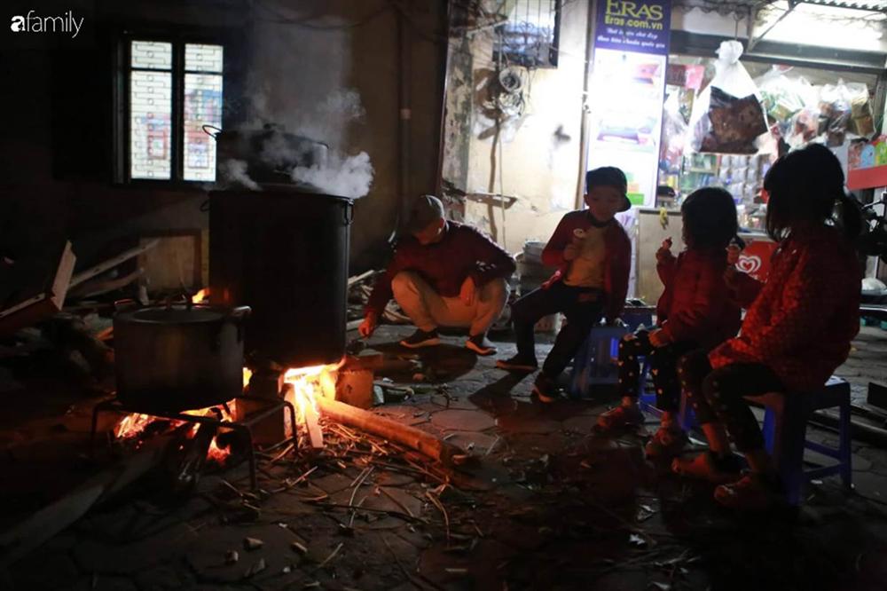 Buổi tối se lạnh bên nồi bánh chưng Tết nghi ngút khói, có những thói quen trở thành nét đẹp truyền thống-7