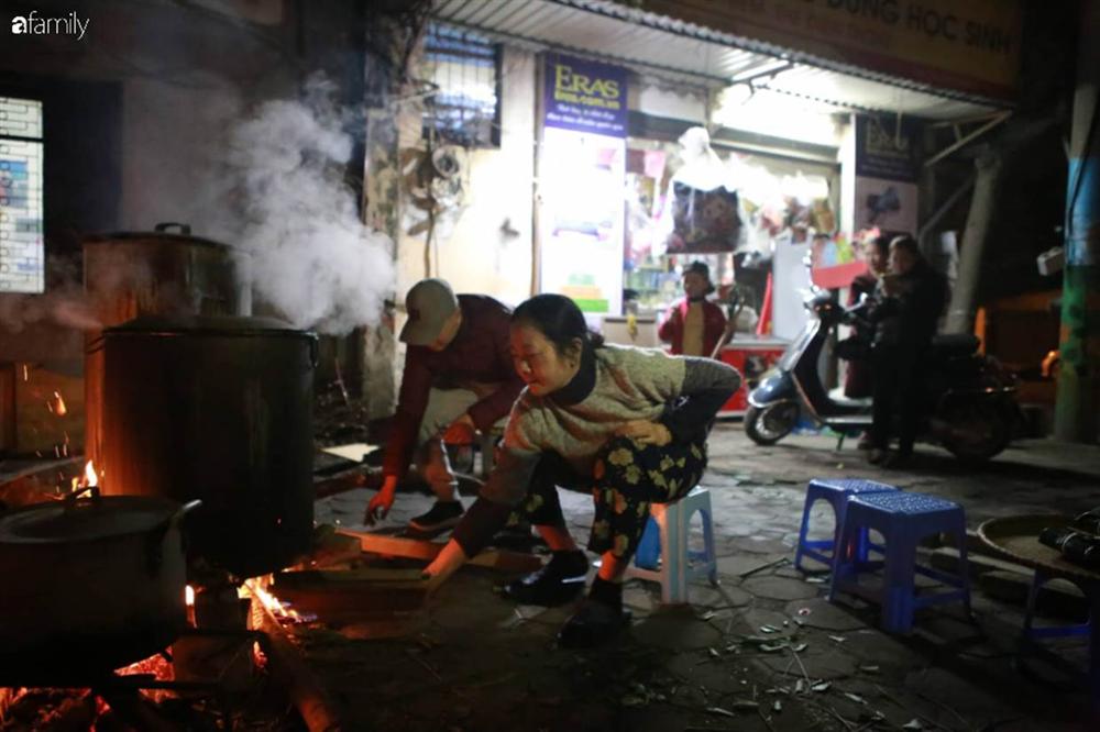 Buổi tối se lạnh bên nồi bánh chưng Tết nghi ngút khói, có những thói quen trở thành nét đẹp truyền thống-8