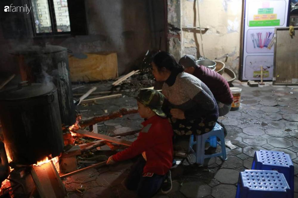 Buổi tối se lạnh bên nồi bánh chưng Tết nghi ngút khói, có những thói quen trở thành nét đẹp truyền thống-9