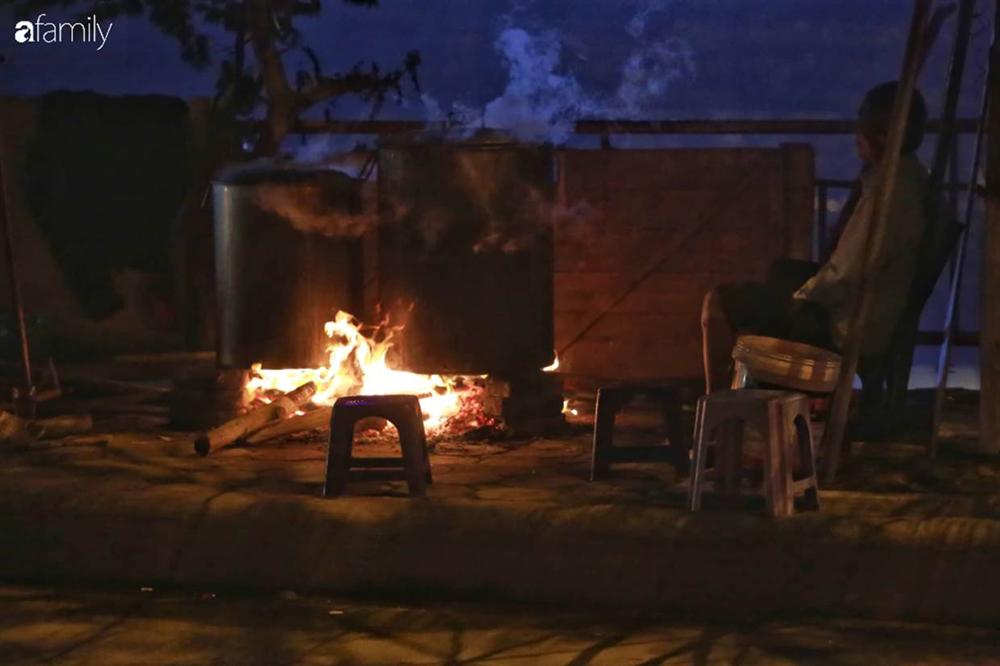 Buổi tối se lạnh bên nồi bánh chưng Tết nghi ngút khói, có những thói quen trở thành nét đẹp truyền thống-13