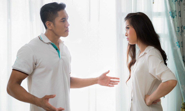 Đi làm về nghe giúp việc cười rúc rích nói với chồng: Sướng nhé, Tết bận thế này vẫn được em chiều, vợ đứng chết lặng trước cảnh tượng khó tin-2