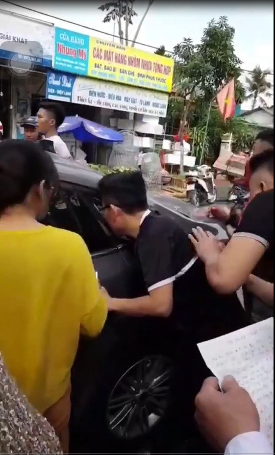 Hi hữu ngày Tết: 2 bé gái mắc kẹt trong ô-tô vì bố... quên chìa khóa-1