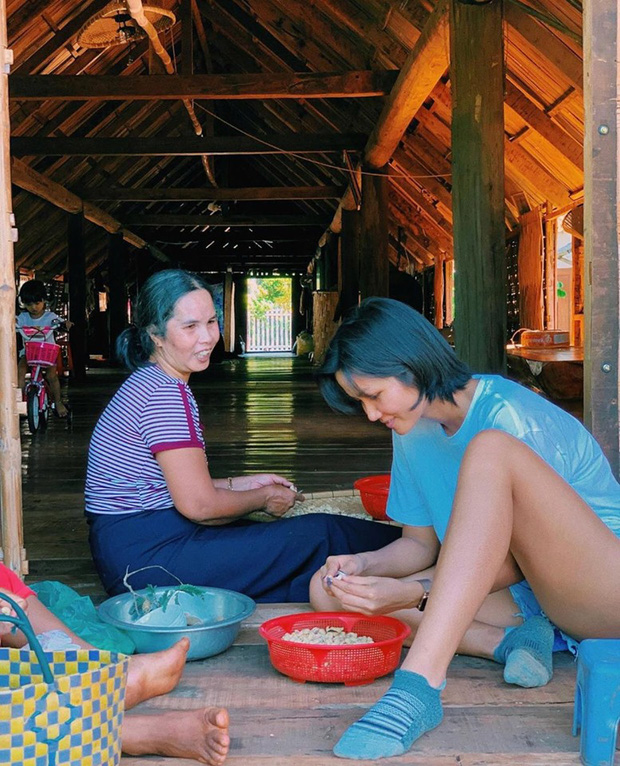Hoa hậu cũng chật vật về quê ngày Tết như ai: H’Hen Niê ngồi cả ra đất đợi chuyến bay vẫn không quên có động thái ý nghĩa-5
