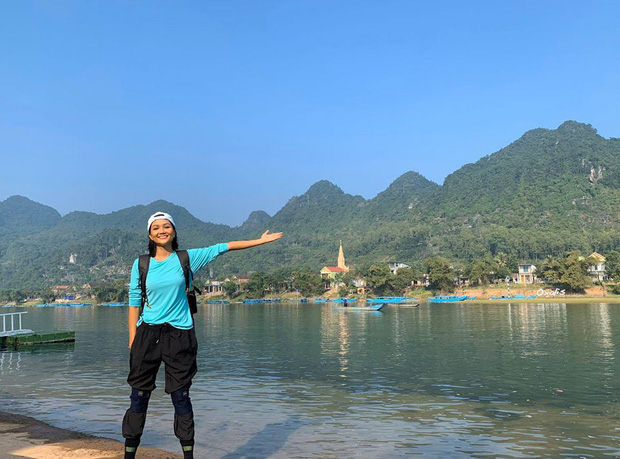 Hoa hậu cũng chật vật về quê ngày Tết như ai: H’Hen Niê ngồi cả ra đất đợi chuyến bay vẫn không quên có động thái ý nghĩa-3