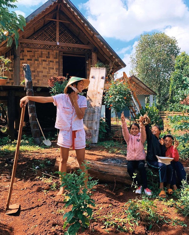 Hoa hậu cũng chật vật về quê ngày Tết như ai: H’Hen Niê ngồi cả ra đất đợi chuyến bay vẫn không quên có động thái ý nghĩa-7