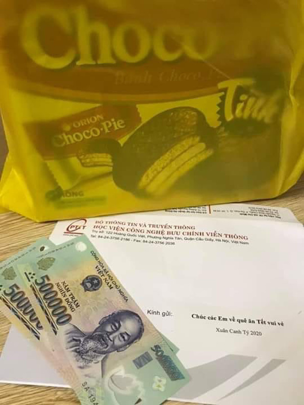 Trường người ta tặng quà Tết sinh viên: Có nơi vài triệu, có nơi tặng cả iphone 11-8