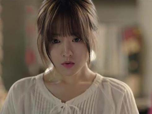 Mẹ chồng gửi biếu thông gia hộp bánh ngoại đắt tiền, con dâu tình cờ xuống bếp lại nghe được sự thật ngã ngửa-3