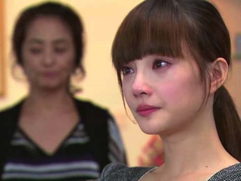 Mẹ chồng gửi biếu thông gia hộp bánh ngoại đắt tiền, con dâu tình cờ xuống bếp lại nghe được 